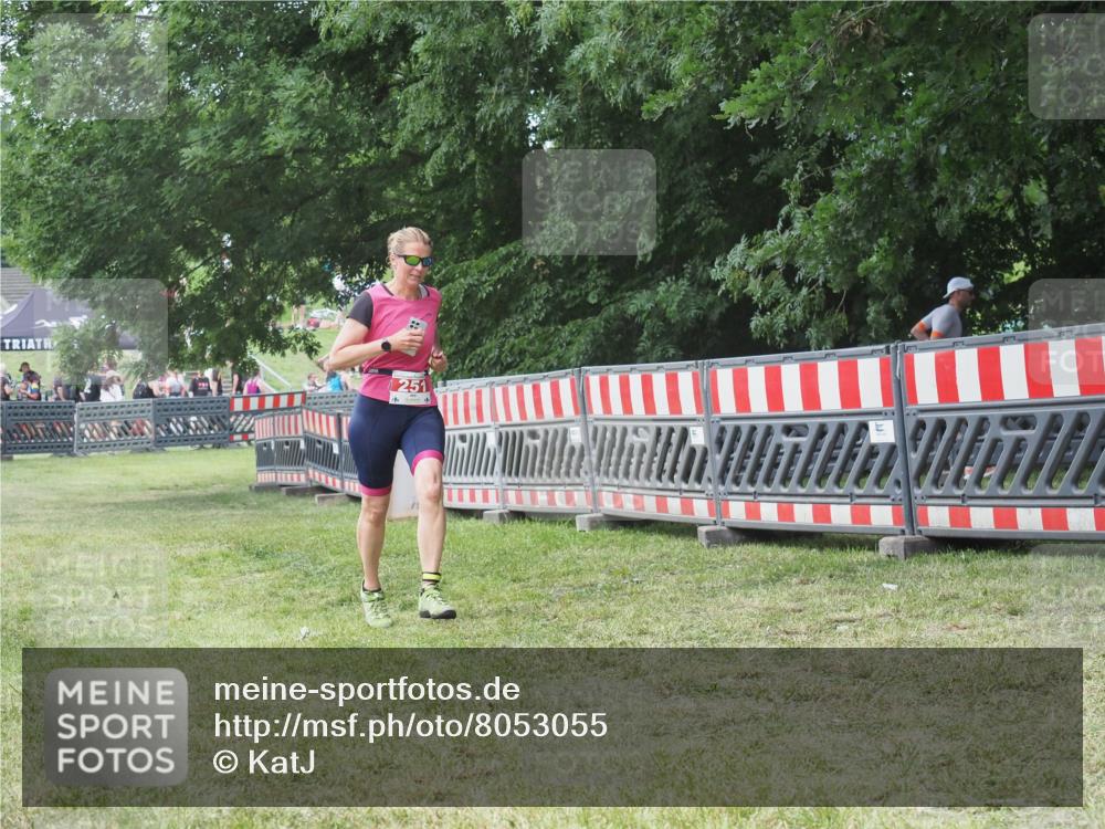 21.06.2025 - 27. Vierlanden-Triathlon KatJ http://msf.ph/oto/8053055 15.06.2025 12:13:25 Ziel 251 meine-sportfotos.de