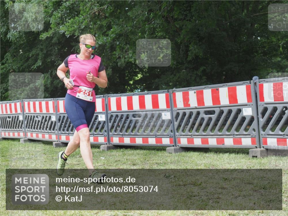 21.06.2025 - 27. Vierlanden-Triathlon KatJ http://msf.ph/oto/8053074 15.06.2025 12:13:27 Ziel 251 meine-sportfotos.de
