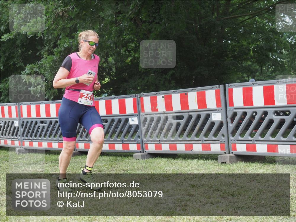 21.06.2025 - 27. Vierlanden-Triathlon KatJ http://msf.ph/oto/8053079 15.06.2025 12:13:27 Ziel 251 meine-sportfotos.de
