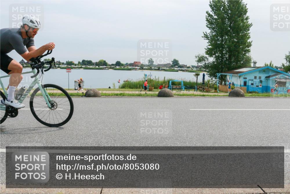 15.06.2025 - 27. Vierlanden-Triathlon H.Heesch http://msf.ph/oto/8053080 15.06.2025 11:04:00 Radfahren 35, 75, 108, 165, 575, 656, 740 meine-sportfotos.de