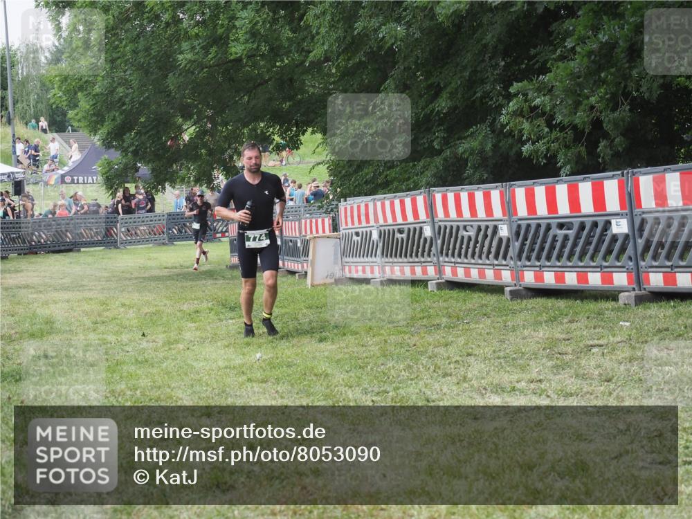 21.06.2025 - 27. Vierlanden-Triathlon KatJ http://msf.ph/oto/8053090 15.06.2025 12:16:17 Ziel 774 meine-sportfotos.de