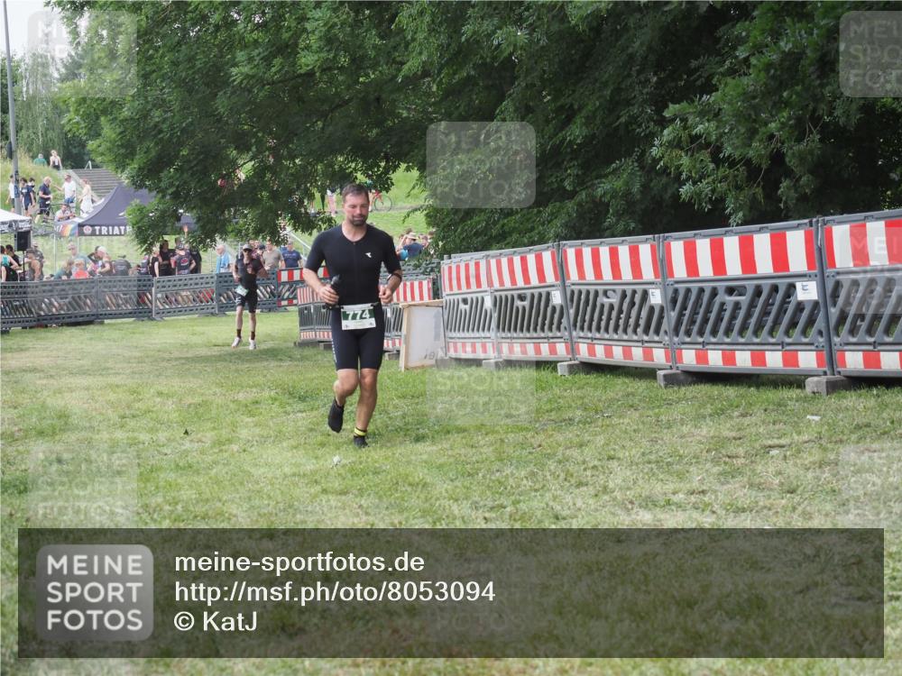 21.06.2025 - 27. Vierlanden-Triathlon KatJ http://msf.ph/oto/8053094 15.06.2025 12:16:17 Ziel 774 meine-sportfotos.de