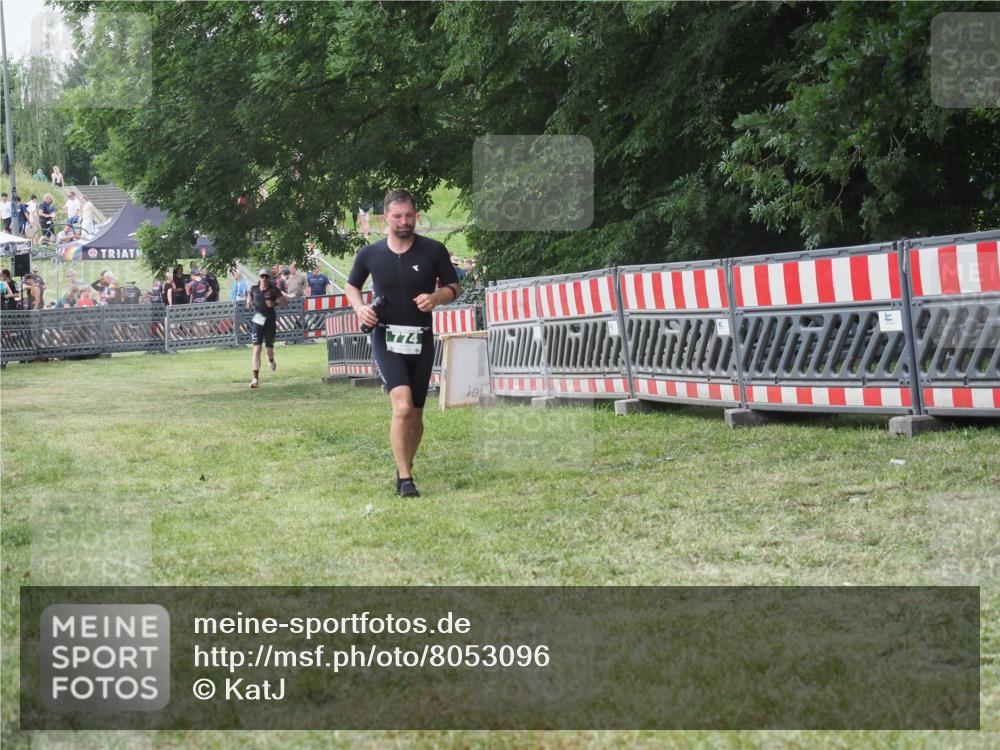 21.06.2025 - 27. Vierlanden-Triathlon KatJ http://msf.ph/oto/8053096 15.06.2025 12:16:17 Ziel 774 meine-sportfotos.de