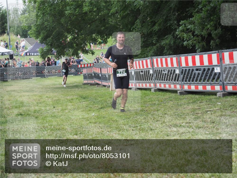 21.06.2025 - 27. Vierlanden-Triathlon KatJ http://msf.ph/oto/8053101 15.06.2025 12:16:18 Ziel 774 meine-sportfotos.de