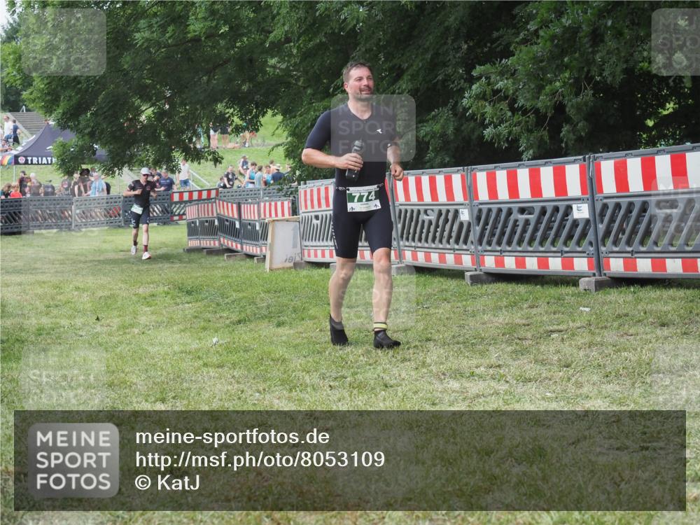 21.06.2025 - 27. Vierlanden-Triathlon KatJ http://msf.ph/oto/8053109 15.06.2025 12:16:18 Ziel 774 meine-sportfotos.de