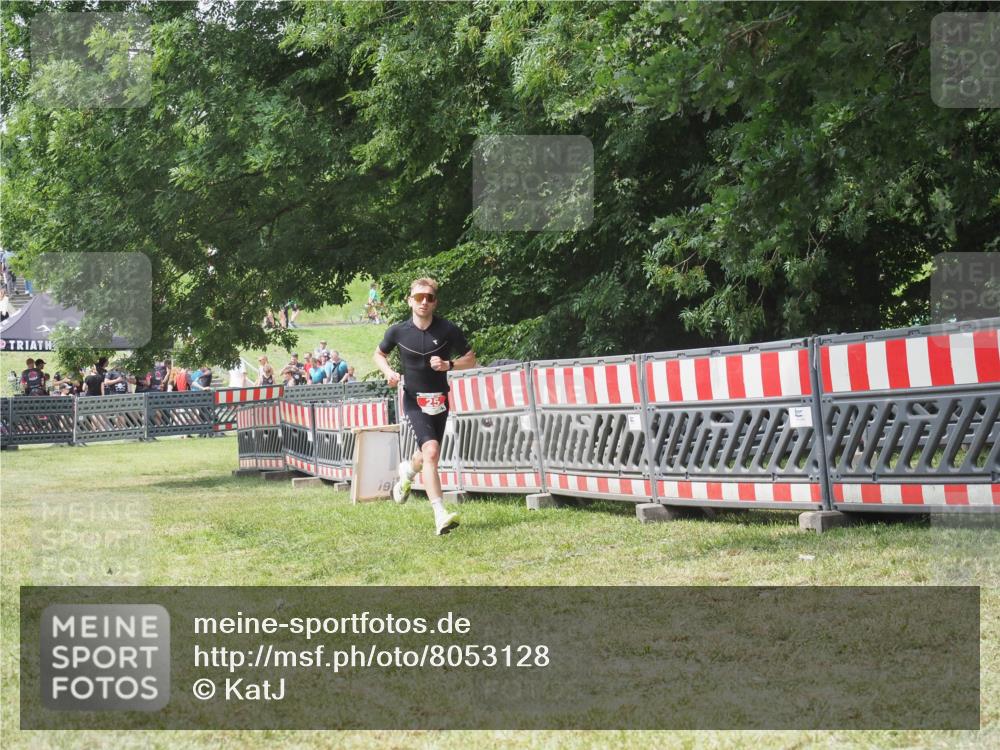 21.06.2025 - 27. Vierlanden-Triathlon KatJ http://msf.ph/oto/8053128 15.06.2025 12:19:21 Ziel 25 meine-sportfotos.de