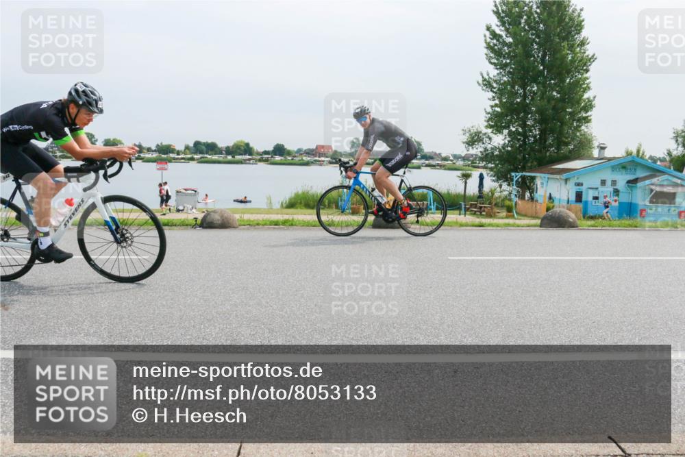 15.06.2025 - 27. Vierlanden-Triathlon H.Heesch http://msf.ph/oto/8053133 15.06.2025 11:04:37 Radfahren 12, 48, 242, 568, 711 meine-sportfotos.de