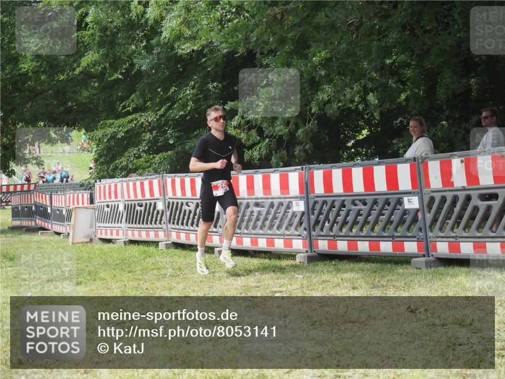 21.06.2025 - 27. Vierlanden-Triathlon KatJ http://msf.ph/oto/8053141 15.06.2025 12:19:22 Ziel 25 meine-sportfotos.de
