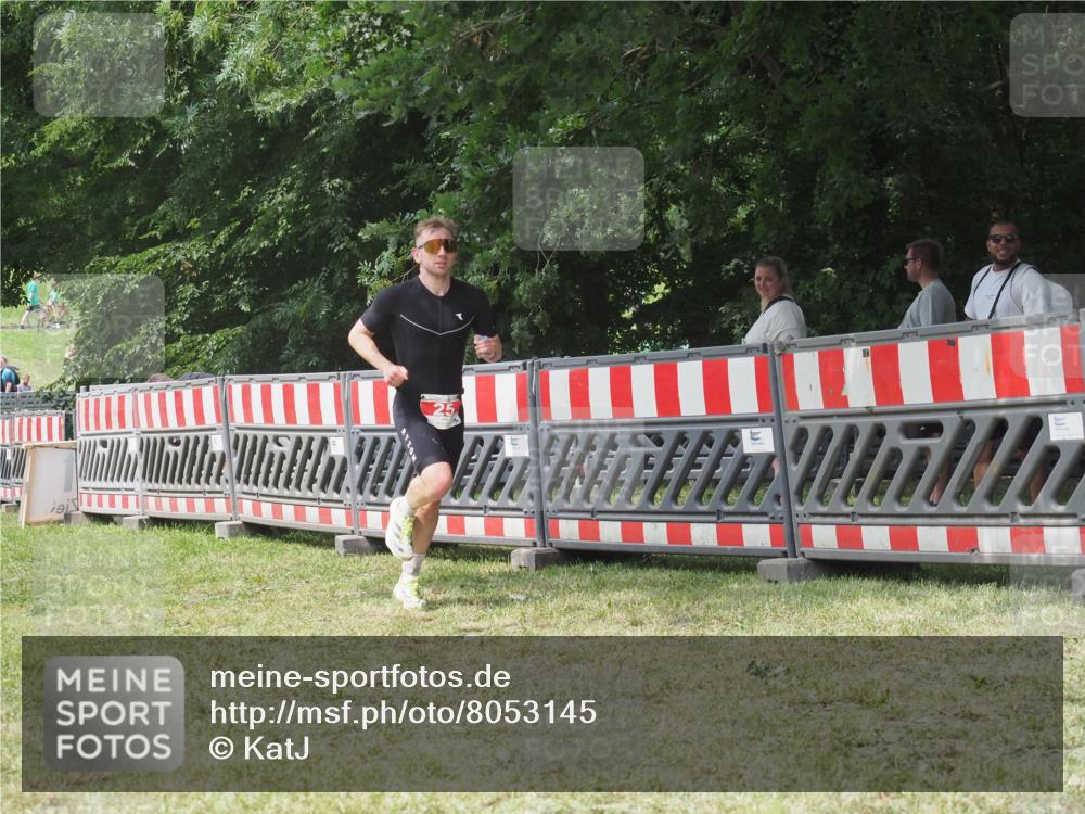 21.06.2025 - 27. Vierlanden-Triathlon KatJ http://msf.ph/oto/8053145 15.06.2025 12:19:22 Ziel 25 meine-sportfotos.de