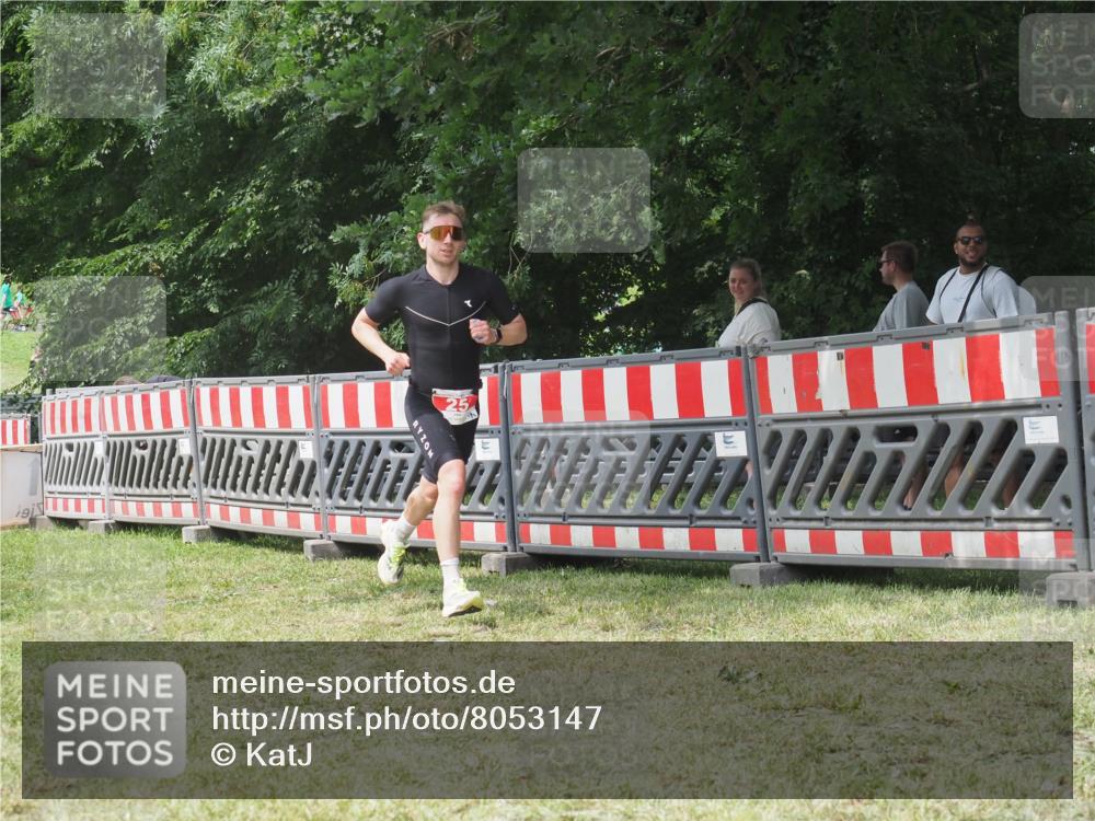 21.06.2025 - 27. Vierlanden-Triathlon KatJ http://msf.ph/oto/8053147 15.06.2025 12:19:22 Ziel 25 meine-sportfotos.de