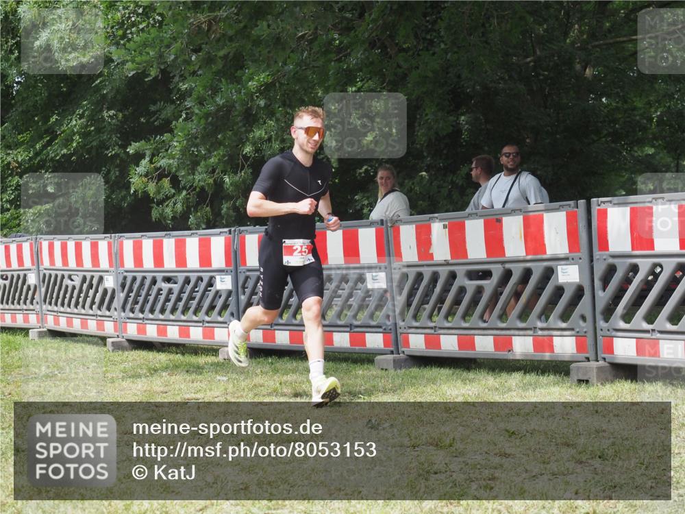 21.06.2025 - 27. Vierlanden-Triathlon KatJ http://msf.ph/oto/8053153 15.06.2025 12:19:22 Ziel 25 meine-sportfotos.de