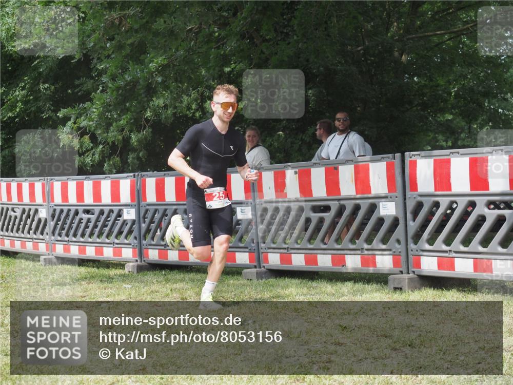 21.06.2025 - 27. Vierlanden-Triathlon KatJ http://msf.ph/oto/8053156 15.06.2025 12:19:22 Ziel 25 meine-sportfotos.de