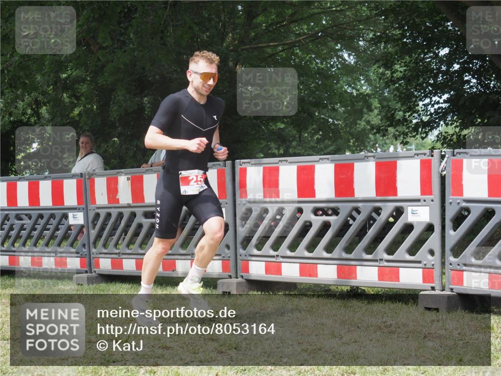 21.06.2025 - 27. Vierlanden-Triathlon KatJ http://msf.ph/oto/8053164 15.06.2025 12:19:23 Ziel 25 meine-sportfotos.de