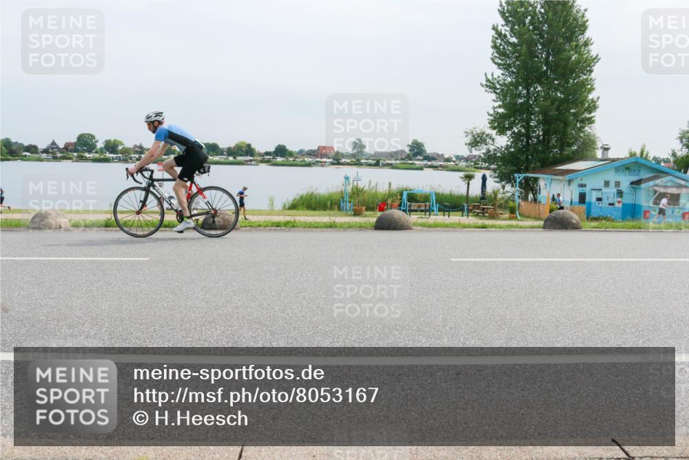 15.06.2025 - 27. Vierlanden-Triathlon H.Heesch http://msf.ph/oto/8053167 15.06.2025 11:05:01 Radfahren 122, 654, 683, 716 meine-sportfotos.de