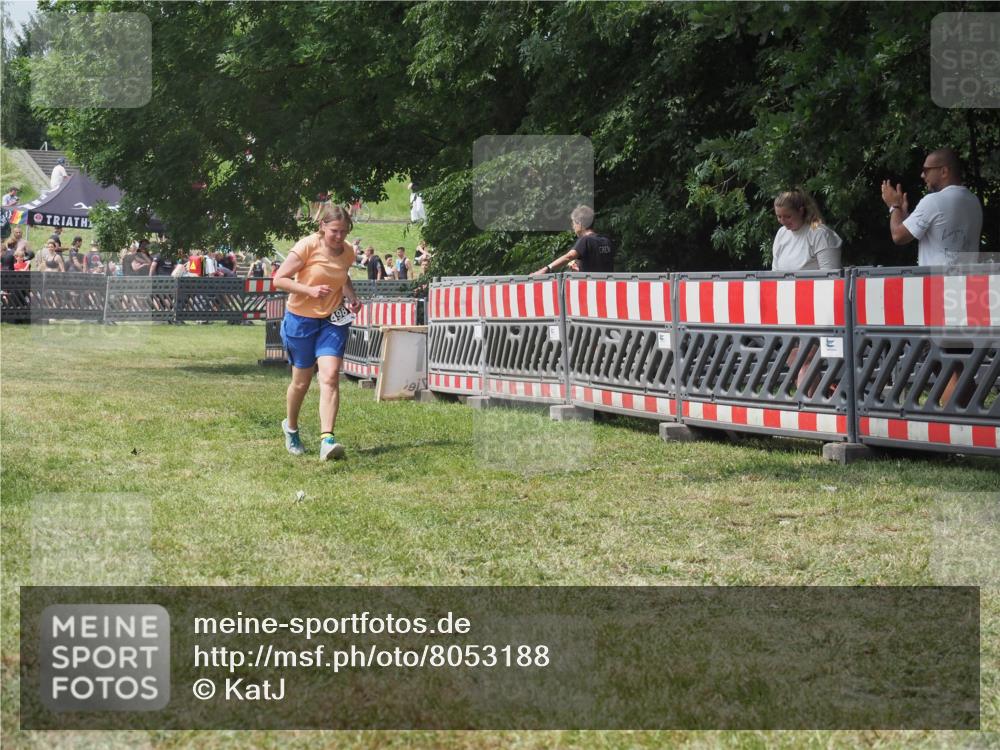 21.06.2025 - 27. Vierlanden-Triathlon KatJ http://msf.ph/oto/8053188 15.06.2025 12:20:03 Ziel 498 meine-sportfotos.de