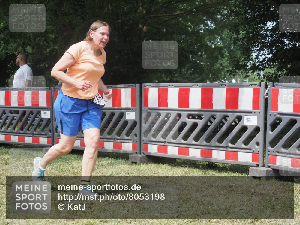 21.06.2025 - 27. Vierlanden-Triathlon KatJ http://msf.ph/oto/8053198 15.06.2025 12:20:07 Ziel 10, 498 meine-sportfotos.de
