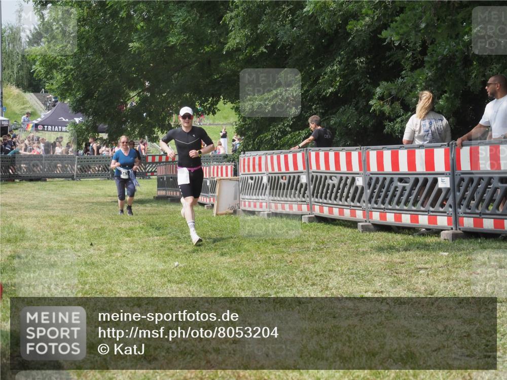 21.06.2025 - 27. Vierlanden-Triathlon KatJ http://msf.ph/oto/8053204 15.06.2025 12:20:15 Ziel 10, 543 meine-sportfotos.de