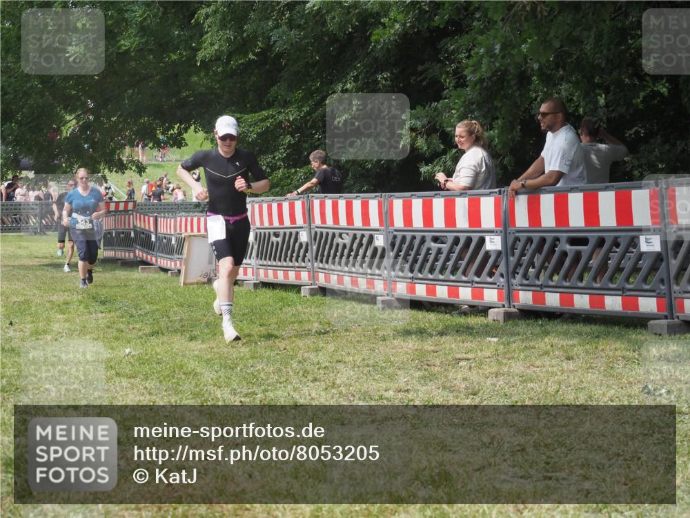 21.06.2025 - 27. Vierlanden-Triathlon KatJ http://msf.ph/oto/8053205 15.06.2025 12:20:15 Ziel 10, 543 meine-sportfotos.de