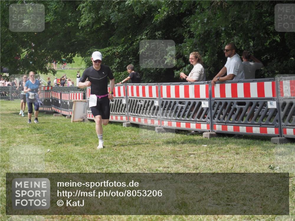 21.06.2025 - 27. Vierlanden-Triathlon KatJ http://msf.ph/oto/8053206 15.06.2025 12:20:15 Ziel 10, 543 meine-sportfotos.de