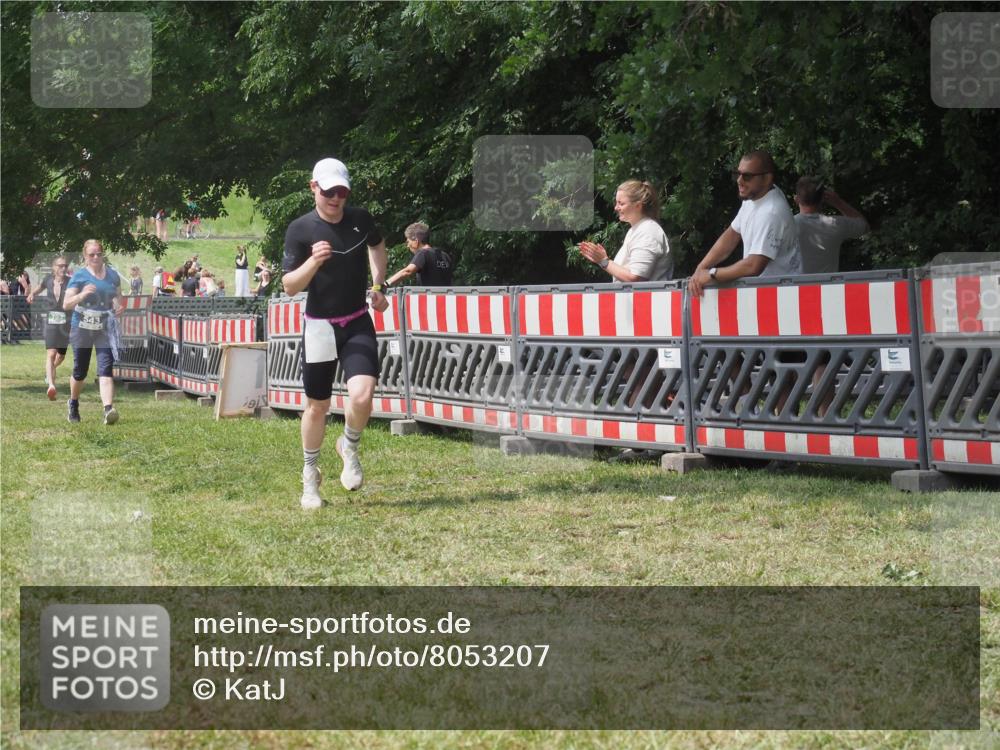 21.06.2025 - 27. Vierlanden-Triathlon KatJ http://msf.ph/oto/8053207 15.06.2025 12:20:16 Ziel 10, 543 meine-sportfotos.de