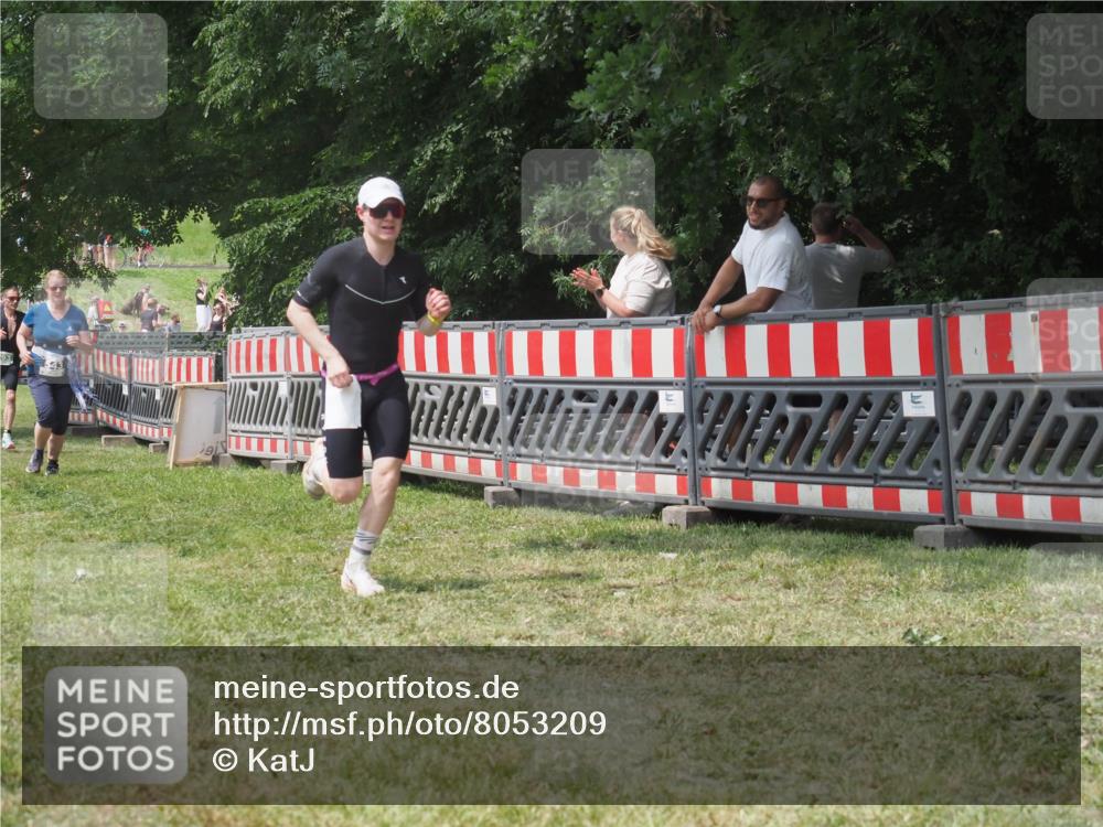 21.06.2025 - 27. Vierlanden-Triathlon KatJ http://msf.ph/oto/8053209 15.06.2025 12:20:16 Ziel 10, 543 meine-sportfotos.de