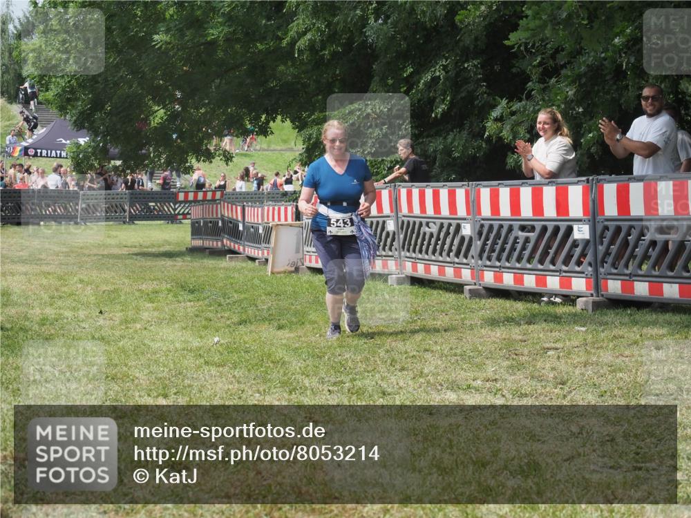 21.06.2025 - 27. Vierlanden-Triathlon KatJ http://msf.ph/oto/8053214 15.06.2025 12:20:19 Ziel 543 meine-sportfotos.de
