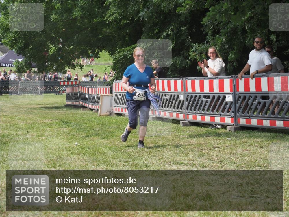 21.06.2025 - 27. Vierlanden-Triathlon KatJ http://msf.ph/oto/8053217 15.06.2025 12:20:20 Ziel 543 meine-sportfotos.de
