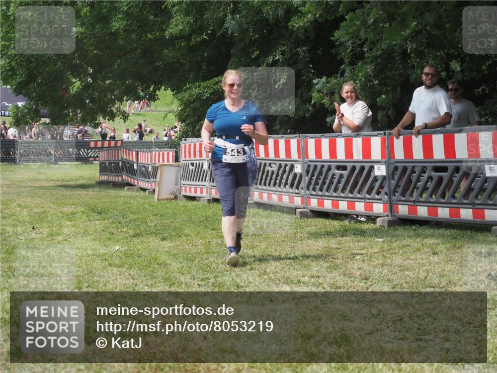 21.06.2025 - 27. Vierlanden-Triathlon KatJ http://msf.ph/oto/8053219 15.06.2025 12:20:20 Ziel 543 meine-sportfotos.de