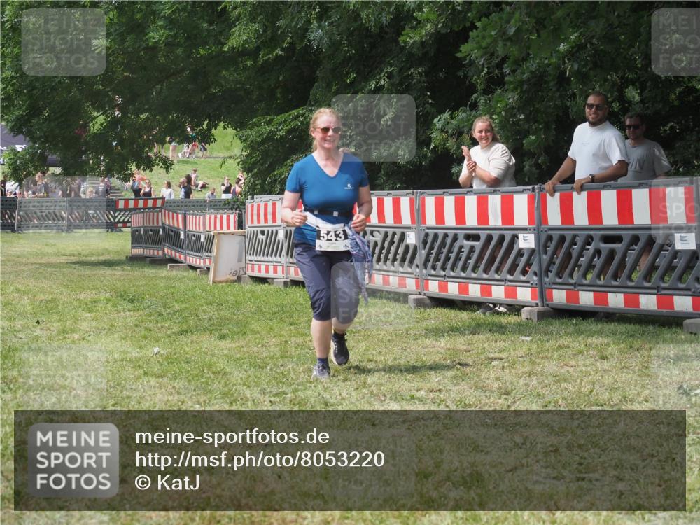 21.06.2025 - 27. Vierlanden-Triathlon KatJ http://msf.ph/oto/8053220 15.06.2025 12:20:20 Ziel 543 meine-sportfotos.de