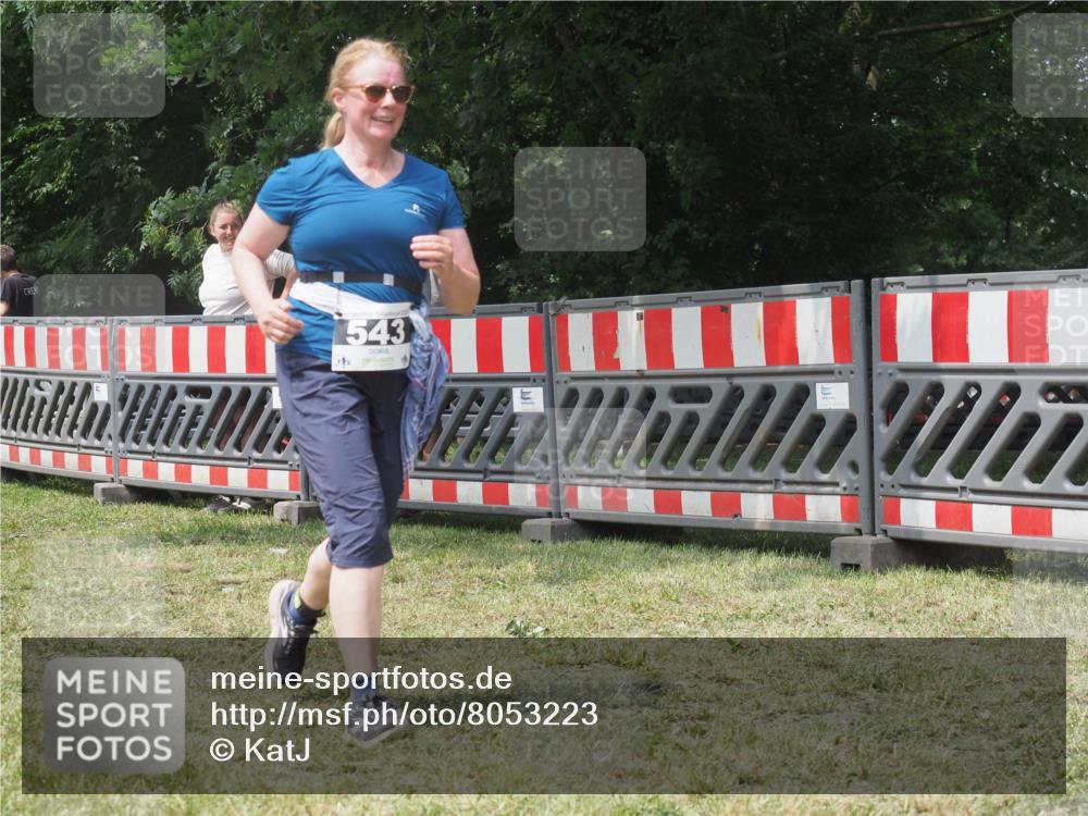 21.06.2025 - 27. Vierlanden-Triathlon KatJ http://msf.ph/oto/8053223 15.06.2025 12:20:21 Ziel 543 meine-sportfotos.de