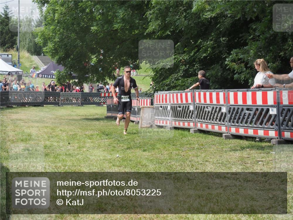 21.06.2025 - 27. Vierlanden-Triathlon KatJ http://msf.ph/oto/8053225 15.06.2025 12:20:51 Ziel 868 meine-sportfotos.de