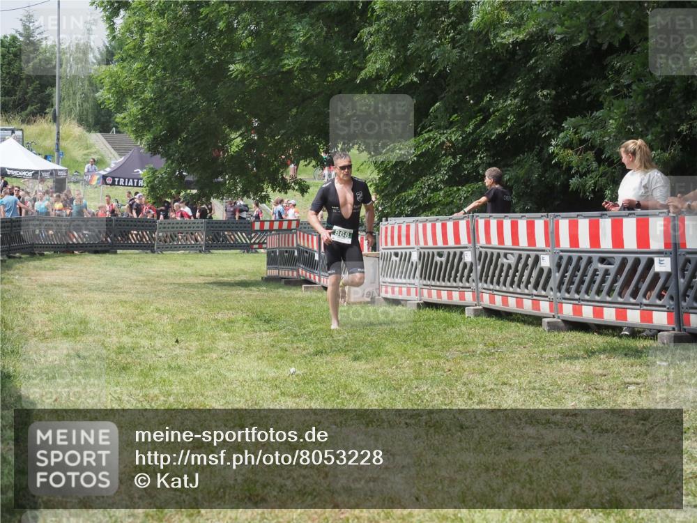 21.06.2025 - 27. Vierlanden-Triathlon KatJ http://msf.ph/oto/8053228 15.06.2025 12:20:51 Ziel 868 meine-sportfotos.de