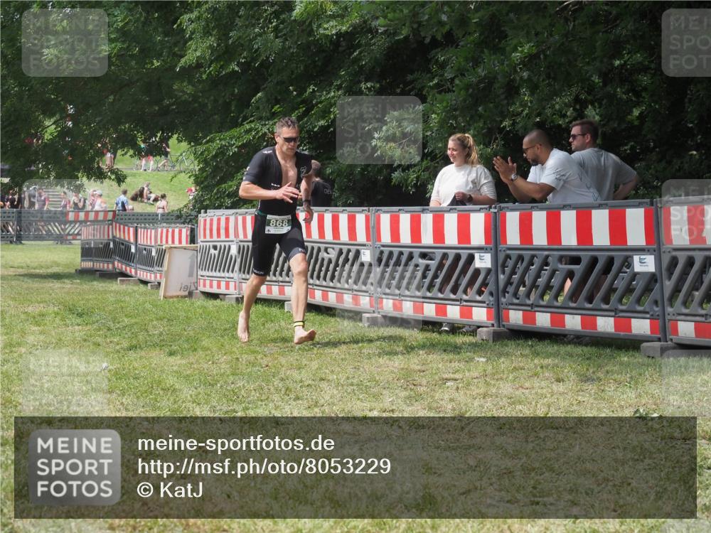 21.06.2025 - 27. Vierlanden-Triathlon KatJ http://msf.ph/oto/8053229 15.06.2025 12:20:52 Ziel 868 meine-sportfotos.de