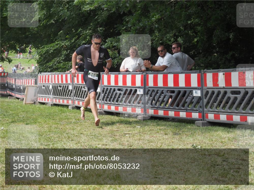 21.06.2025 - 27. Vierlanden-Triathlon KatJ http://msf.ph/oto/8053232 15.06.2025 12:20:52 Ziel 868 meine-sportfotos.de