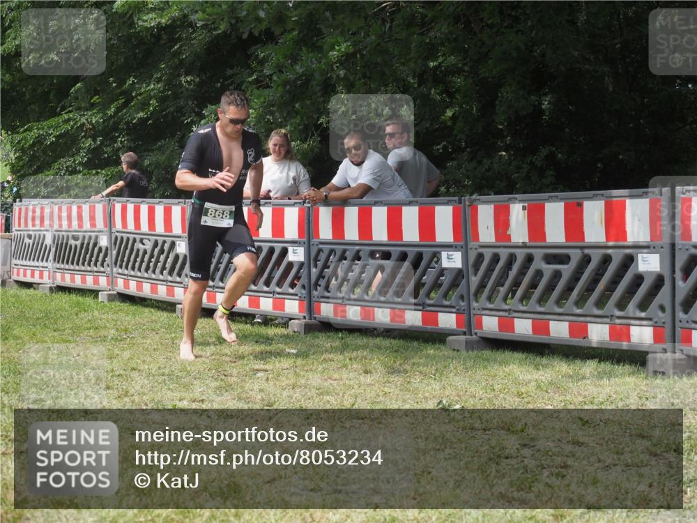 21.06.2025 - 27. Vierlanden-Triathlon KatJ http://msf.ph/oto/8053234 15.06.2025 12:20:53 Ziel 868 meine-sportfotos.de