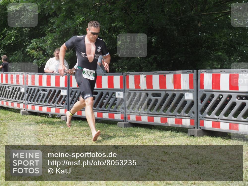 21.06.2025 - 27. Vierlanden-Triathlon KatJ http://msf.ph/oto/8053235 15.06.2025 12:20:53 Ziel 868 meine-sportfotos.de