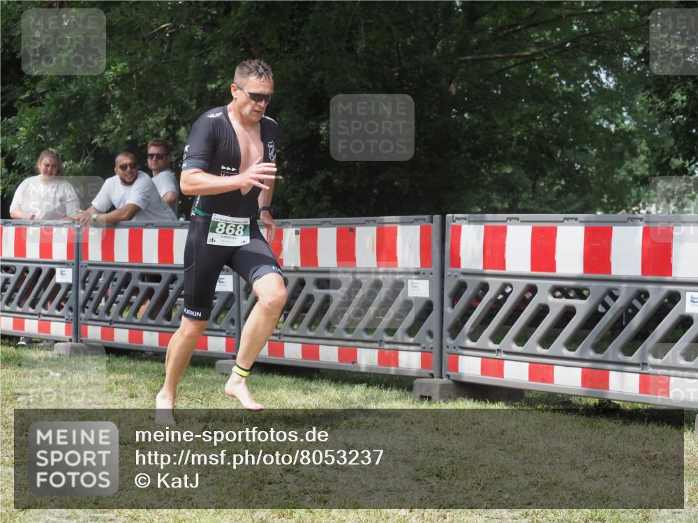 21.06.2025 - 27. Vierlanden-Triathlon KatJ http://msf.ph/oto/8053237 15.06.2025 12:20:53 Ziel 868 meine-sportfotos.de