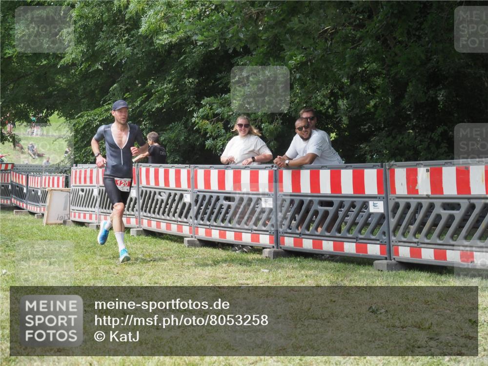 21.06.2025 - 27. Vierlanden-Triathlon KatJ http://msf.ph/oto/8053258 15.06.2025 12:21:09 Ziel 120 meine-sportfotos.de