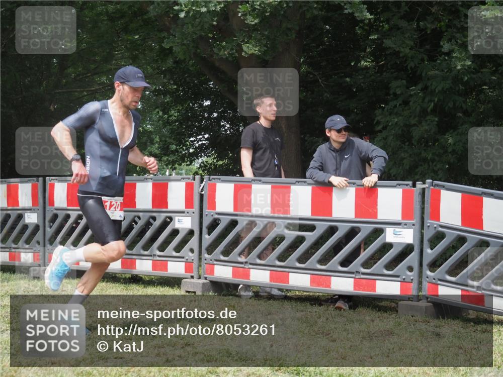 21.06.2025 - 27. Vierlanden-Triathlon KatJ http://msf.ph/oto/8053261 15.06.2025 12:21:11 Ziel 120 meine-sportfotos.de