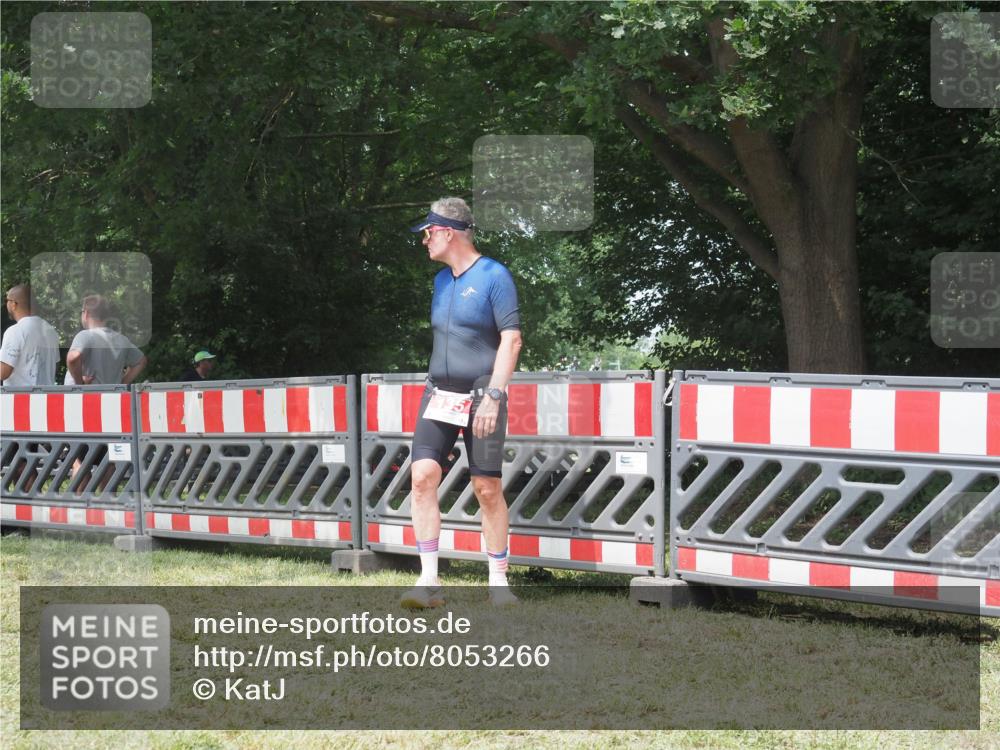 21.06.2025 - 27. Vierlanden-Triathlon KatJ http://msf.ph/oto/8053266 15.06.2025 12:23:07 Ziel  meine-sportfotos.de