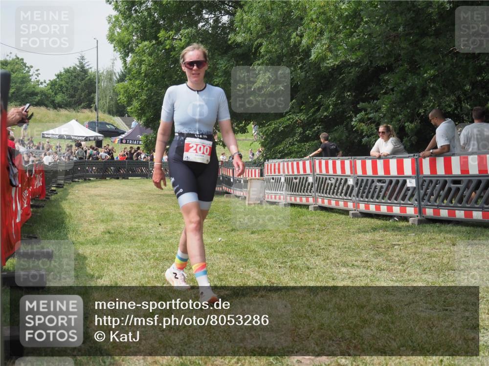 21.06.2025 - 27. Vierlanden-Triathlon KatJ http://msf.ph/oto/8053286 15.06.2025 12:23:56 Ziel  meine-sportfotos.de