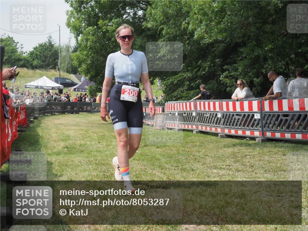 21.06.2025 - 27. Vierlanden-Triathlon KatJ http://msf.ph/oto/8053287 15.06.2025 12:23:56 Ziel  meine-sportfotos.de