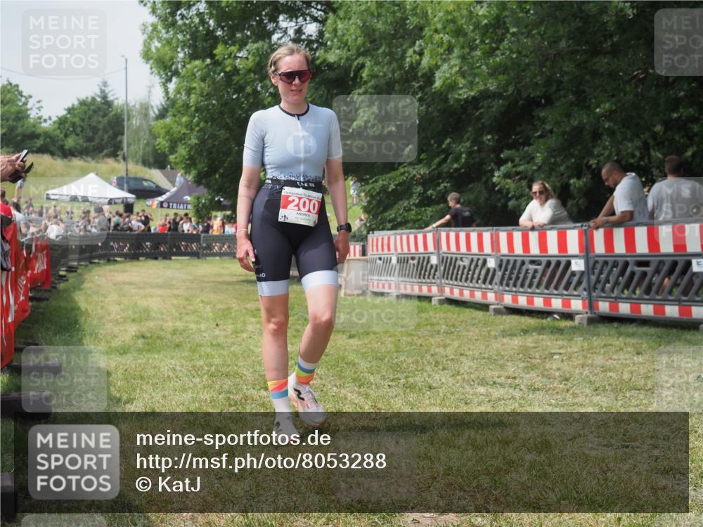 21.06.2025 - 27. Vierlanden-Triathlon KatJ http://msf.ph/oto/8053288 15.06.2025 12:23:56 Ziel  meine-sportfotos.de