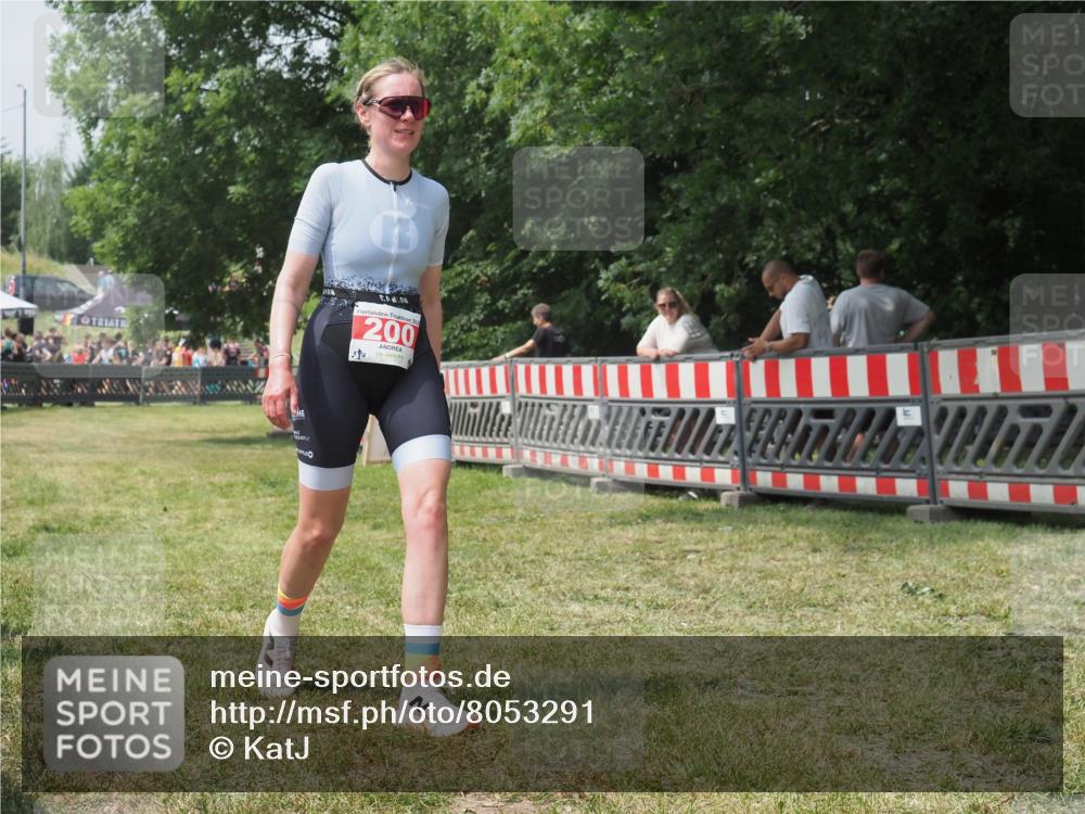 21.06.2025 - 27. Vierlanden-Triathlon KatJ http://msf.ph/oto/8053291 15.06.2025 12:23:57 Ziel  meine-sportfotos.de