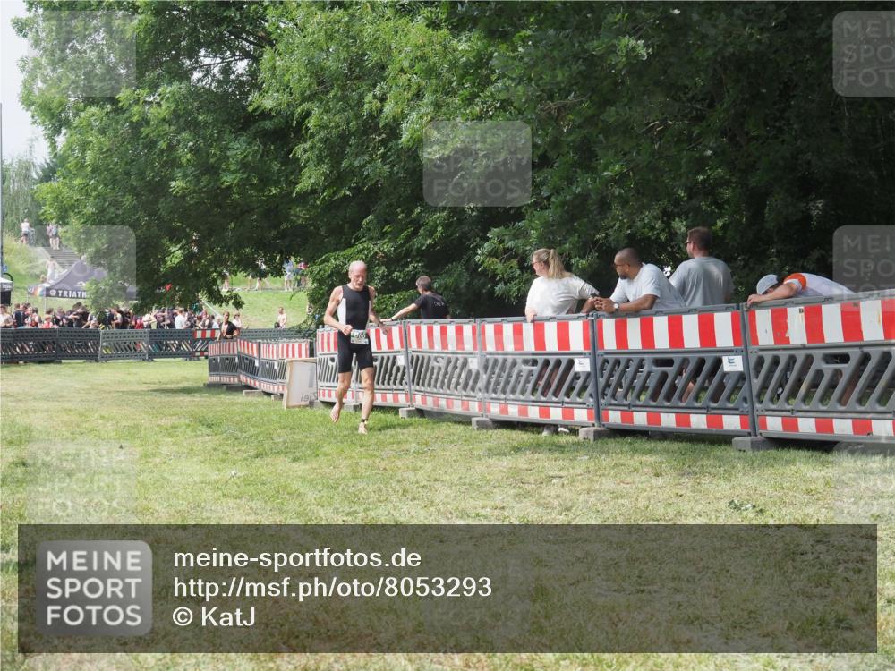 21.06.2025 - 27. Vierlanden-Triathlon KatJ http://msf.ph/oto/8053293 15.06.2025 12:24:39 Ziel 866 meine-sportfotos.de