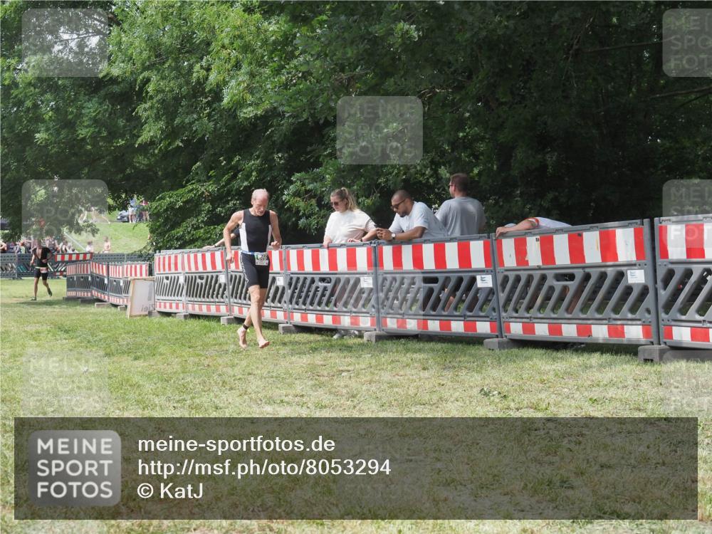 21.06.2025 - 27. Vierlanden-Triathlon KatJ http://msf.ph/oto/8053294 15.06.2025 12:24:40 Ziel 866 meine-sportfotos.de