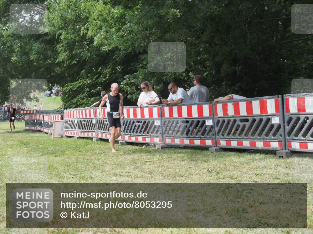 21.06.2025 - 27. Vierlanden-Triathlon KatJ http://msf.ph/oto/8053295 15.06.2025 12:24:40 Ziel 866 meine-sportfotos.de
