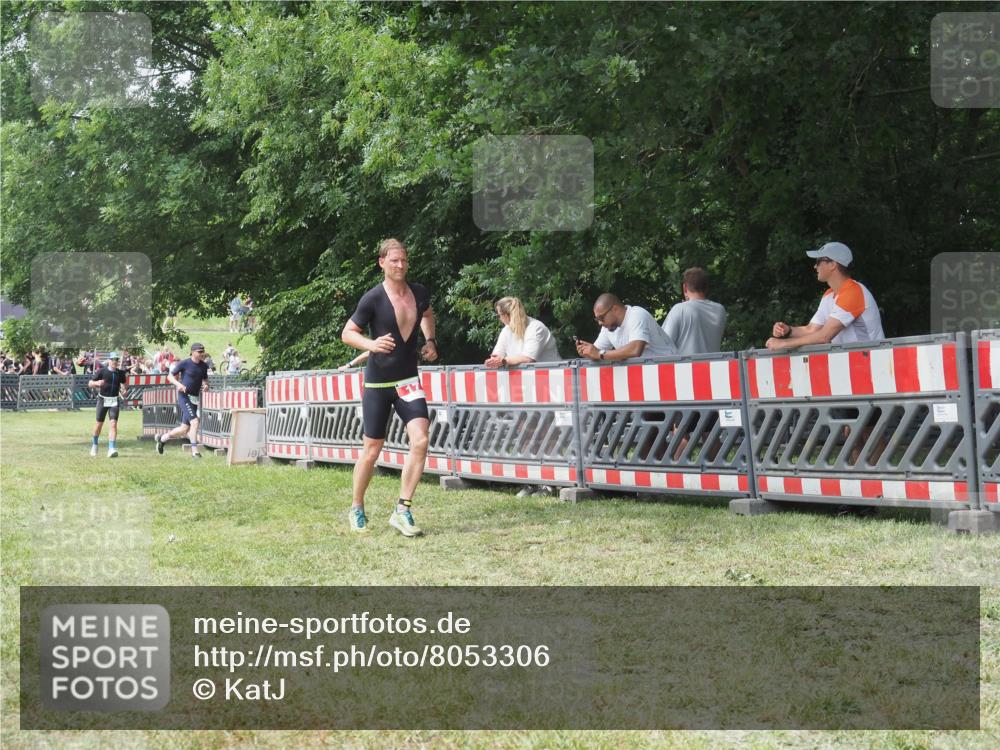 21.06.2025 - 27. Vierlanden-Triathlon KatJ http://msf.ph/oto/8053306 15.06.2025 12:24:48 Ziel 17 meine-sportfotos.de