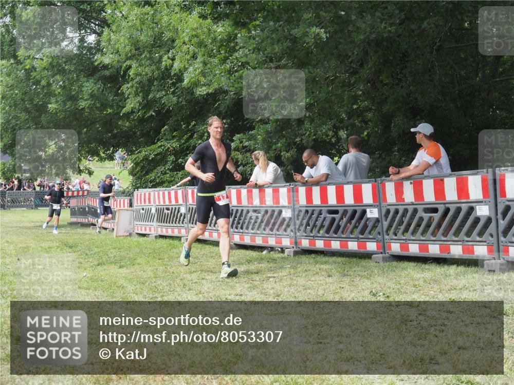 21.06.2025 - 27. Vierlanden-Triathlon KatJ http://msf.ph/oto/8053307 15.06.2025 12:24:49 Ziel 17 meine-sportfotos.de