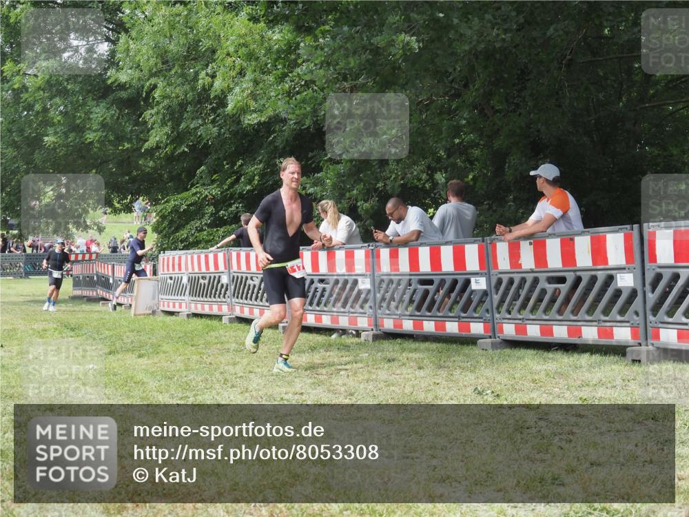 21.06.2025 - 27. Vierlanden-Triathlon KatJ http://msf.ph/oto/8053308 15.06.2025 12:24:49 Ziel 17 meine-sportfotos.de